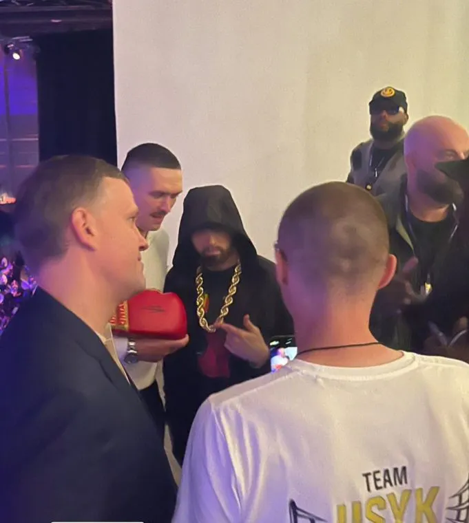 image_68c91a1ca7969 Eminem Sign a Glove for Oleksandr Usyk Back in Saudi Arabia