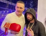 Eminem Sign a Glove for Oleksandr Usyk Back in Saudi Arabia
