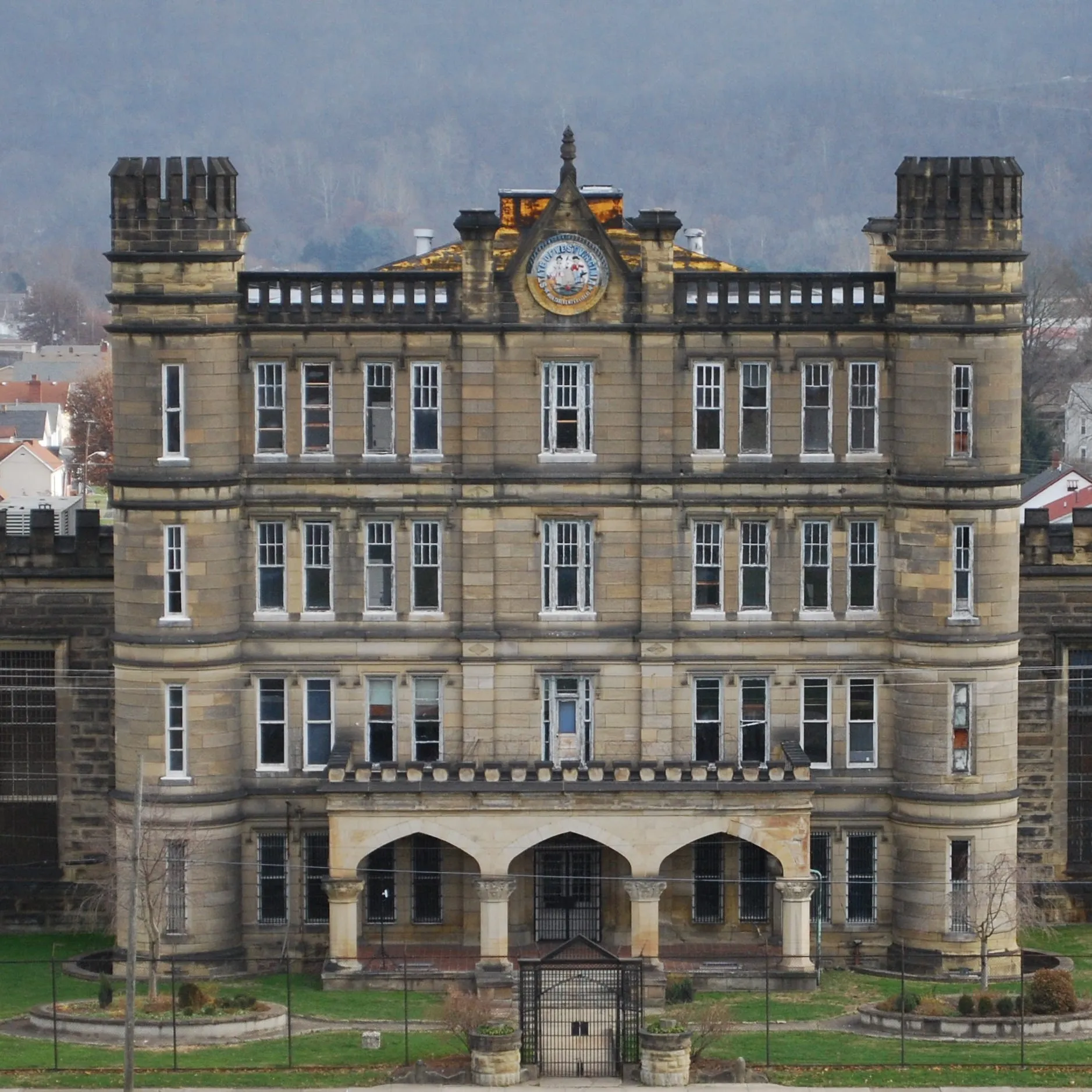image_68c928b1ea057 If you’re scared of ghosts, then don’t count these 20 most haunted places in America!