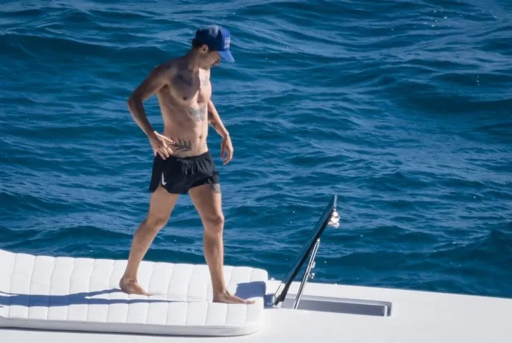 image_68ca334a0f140 Harry Styles Explodes on Social Media with Sexy Vacation Pics — Fans Are Totally Obsessed!