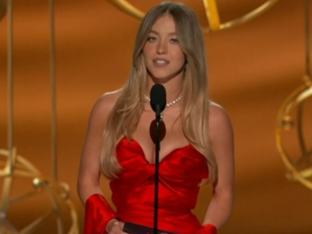 image_68ca42df03929 Fan Mockery Leaves Sydney Sweeney Frozen on the Emmys 2025 Stage!