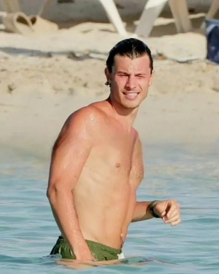 image_68cbc1a94d3e8 New Photos of Shawn Mendes: Six-Pack Abs and Relaxed Vibes on the Beach