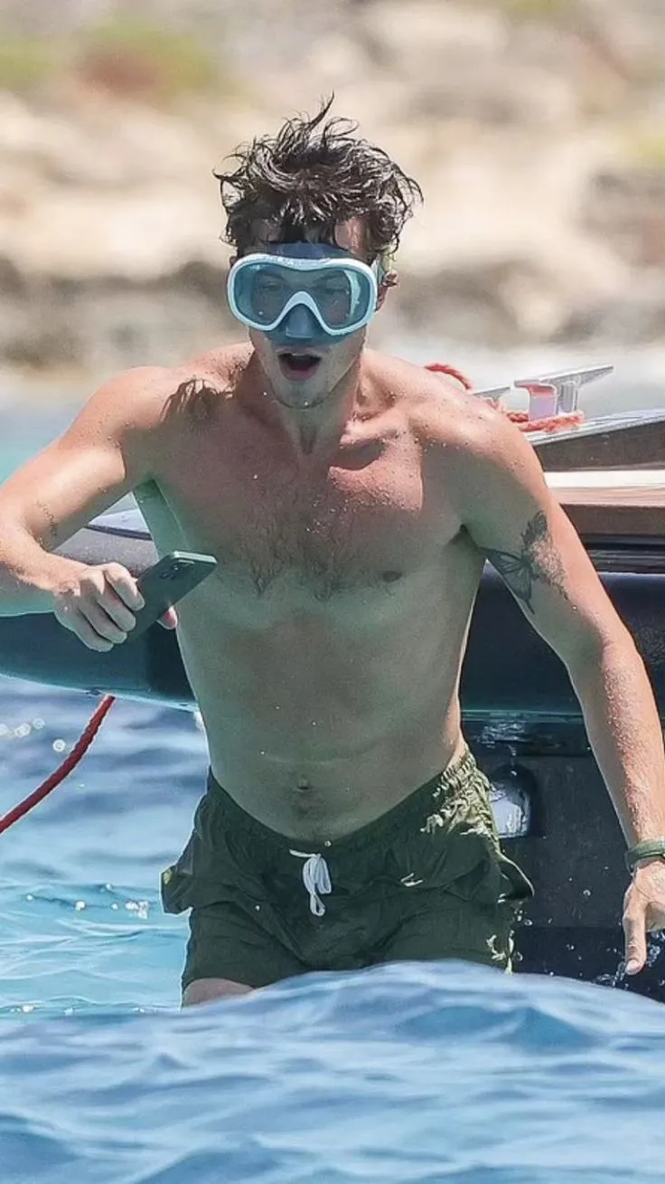 image_68cbc1a995536 New Photos of Shawn Mendes: Six-Pack Abs and Relaxed Vibes on the Beach