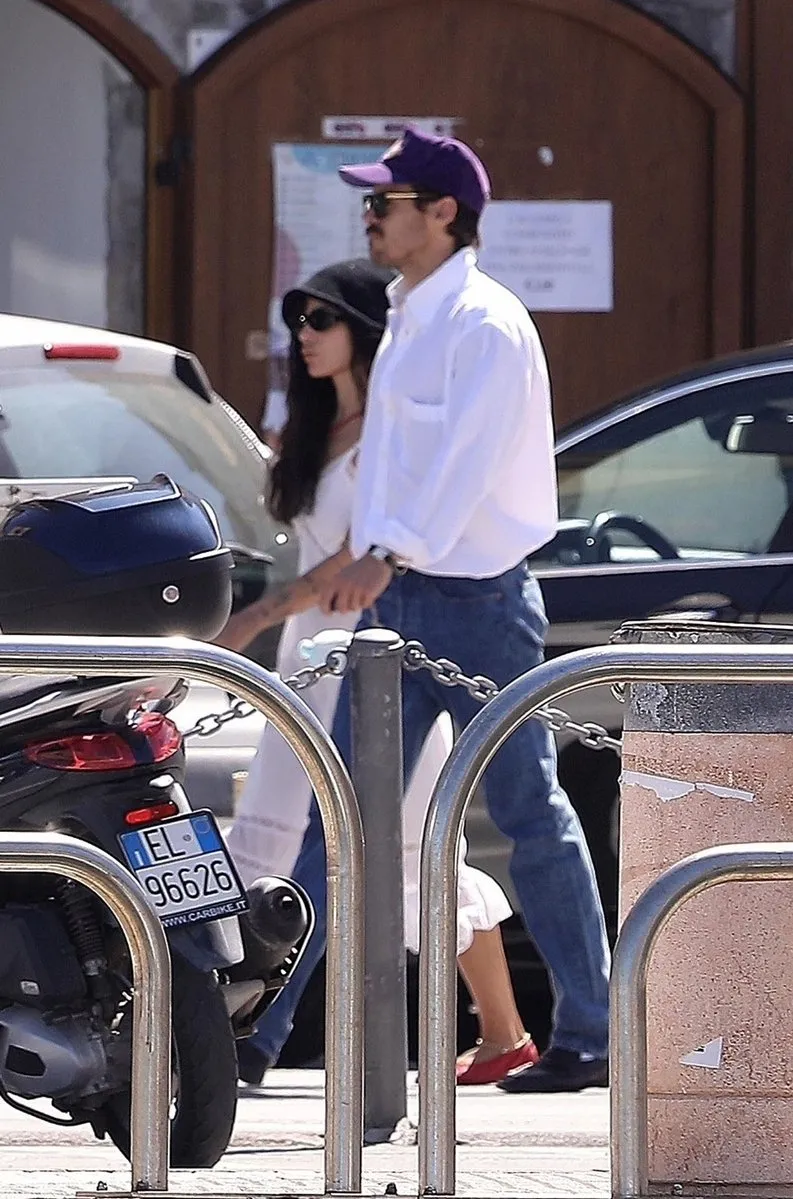 image_68ccb098e0e70 The Internet Is Melting Down Over Zoe Kravitz and Harry Styles’ Italian Escape