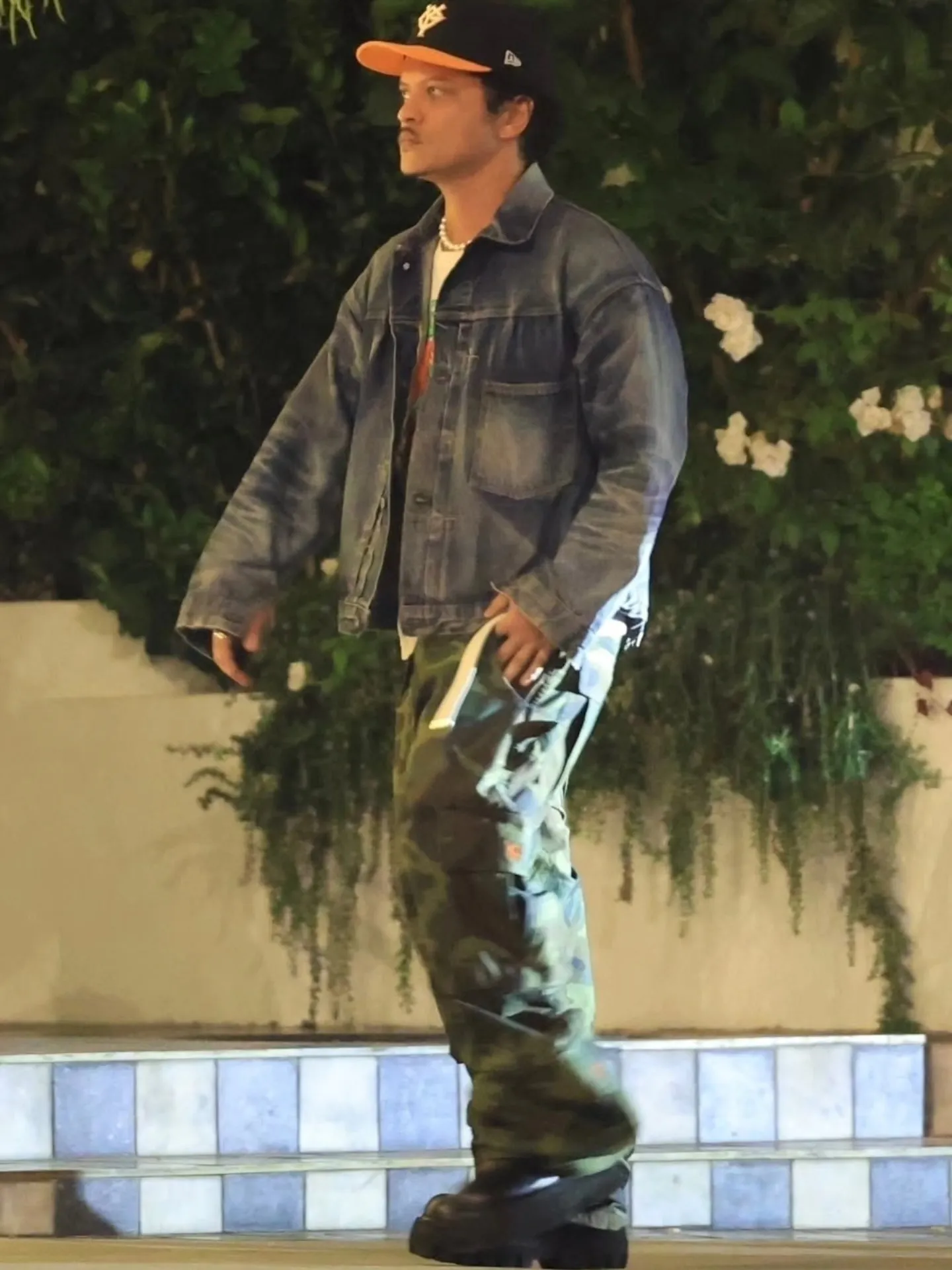 image_68cd0804cfab4 Bruno Mars' Daily Life Photo Goes Viral – And Why It's Sparking a Privacy Debate