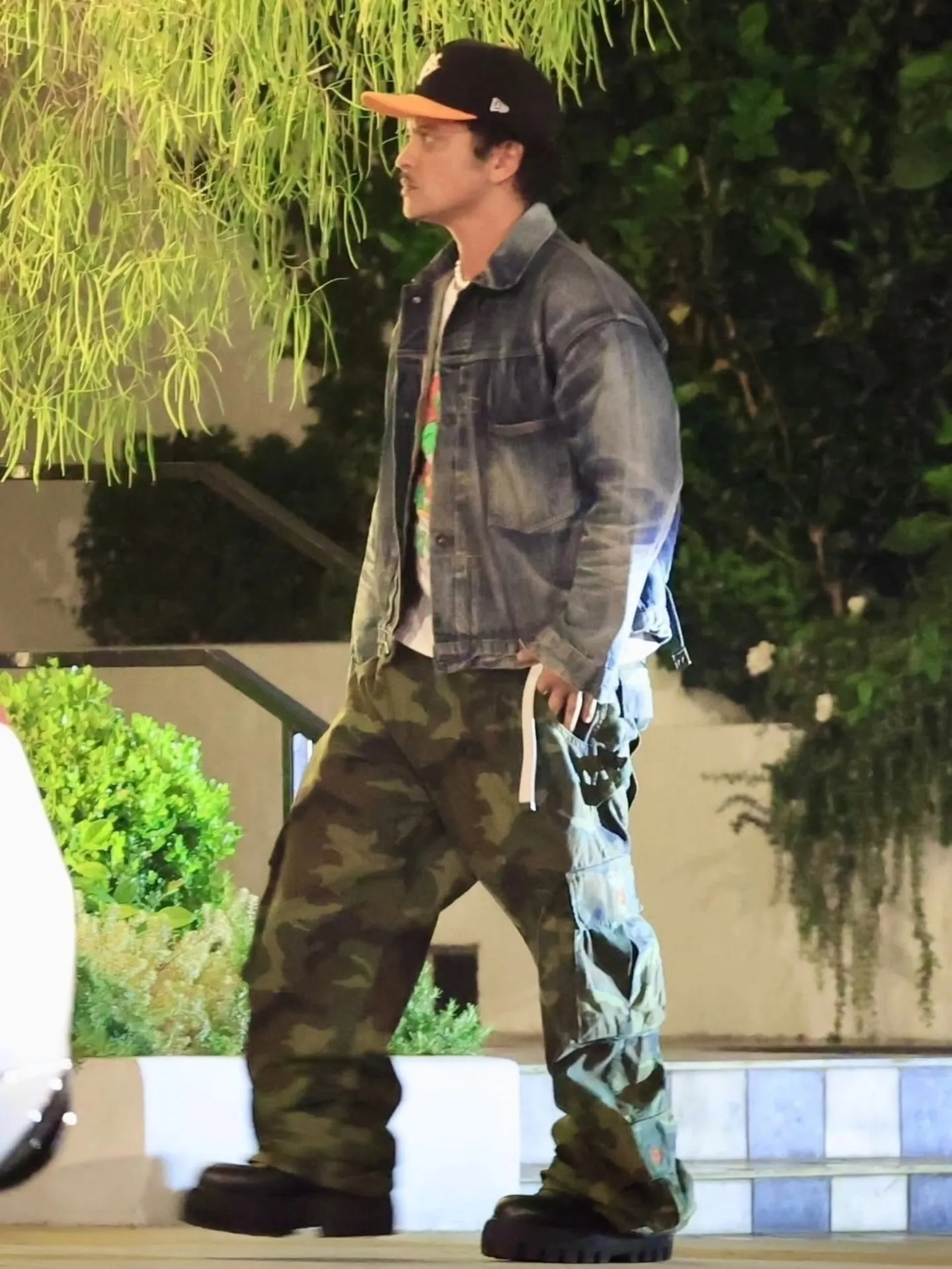 image_68cd08056c019 Bruno Mars' Daily Life Photo Goes Viral – And Why It's Sparking a Privacy Debate