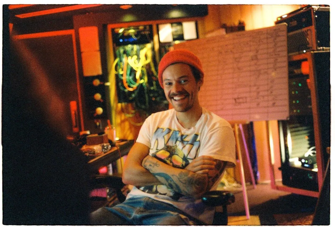 image_68ce138fc0787 Remember When Harry Styles Owned the Studio? Now He’s Owning the Streets of Berlin With Zoë Kravitz