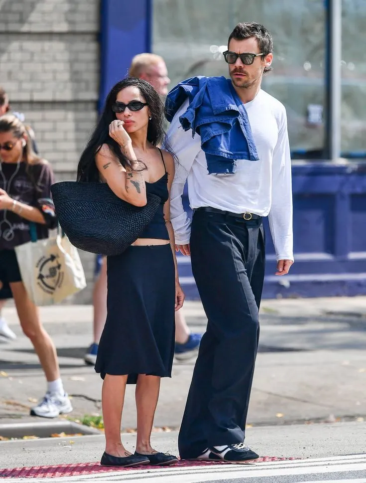 image_68ce34e4dd7a8 Harry Styles Opens Up About Making His Relationship With Zoe Kravitz Public