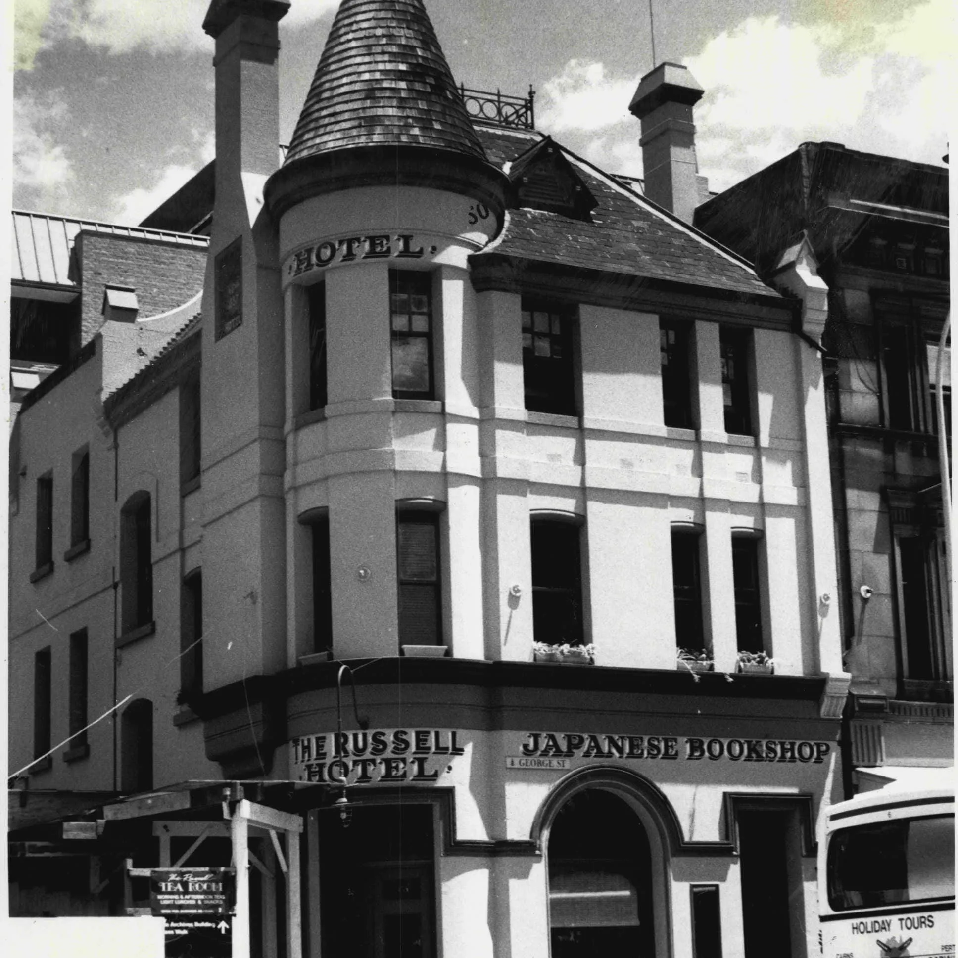 image_68ce3c1598f11 13 Hotels Around the World Notorious for Their Hauntings
