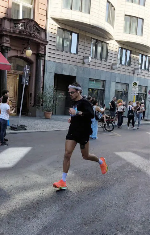 image_68d0b4a41a272 Fans Shocked: Harry Styles Crushes Berlin Marathon in Under 3 Hours — You Won’t Believe His Pace!