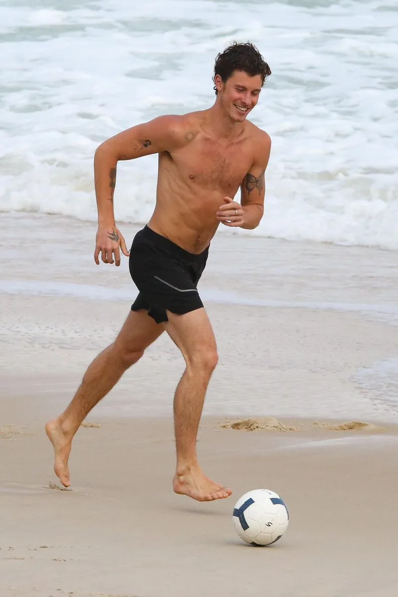 image_68d0bfd91391a Fans Catch Shawn Mendes Enjoying the Sun on Brazilian Shores