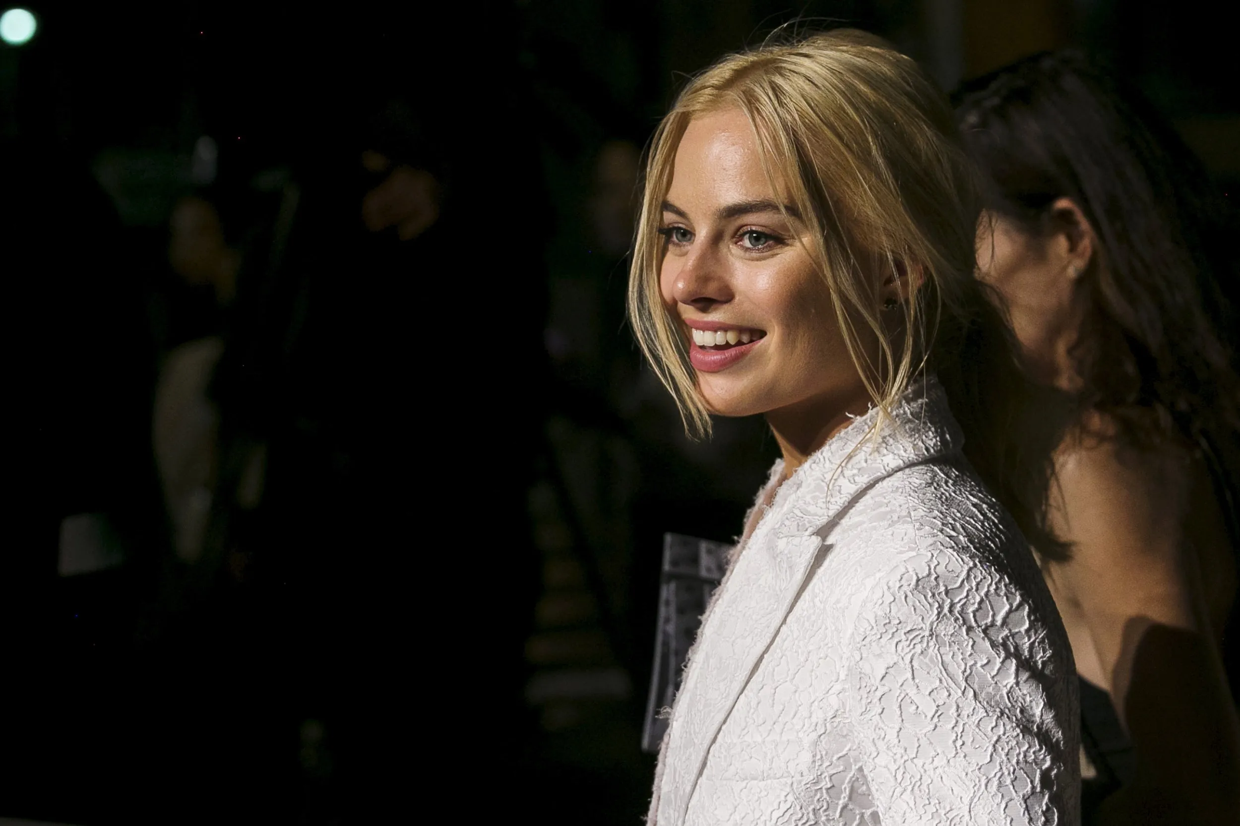 image_68d0cdd90f892 Fans Shocked as Margot Robbie Returns to the Tropes Barbie Tried to Destroy