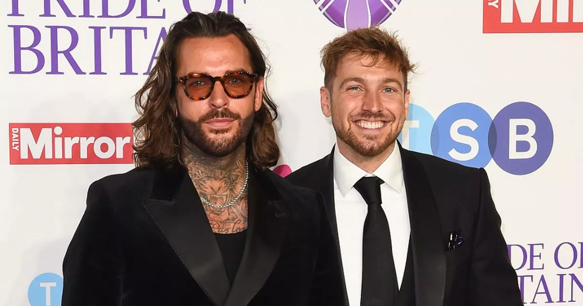 image_68d0d156bd1b1 Sam Thompson Falls to His Knees as Pete Wicks Makes Awkward Louis Tomlinson Dig at Live Show