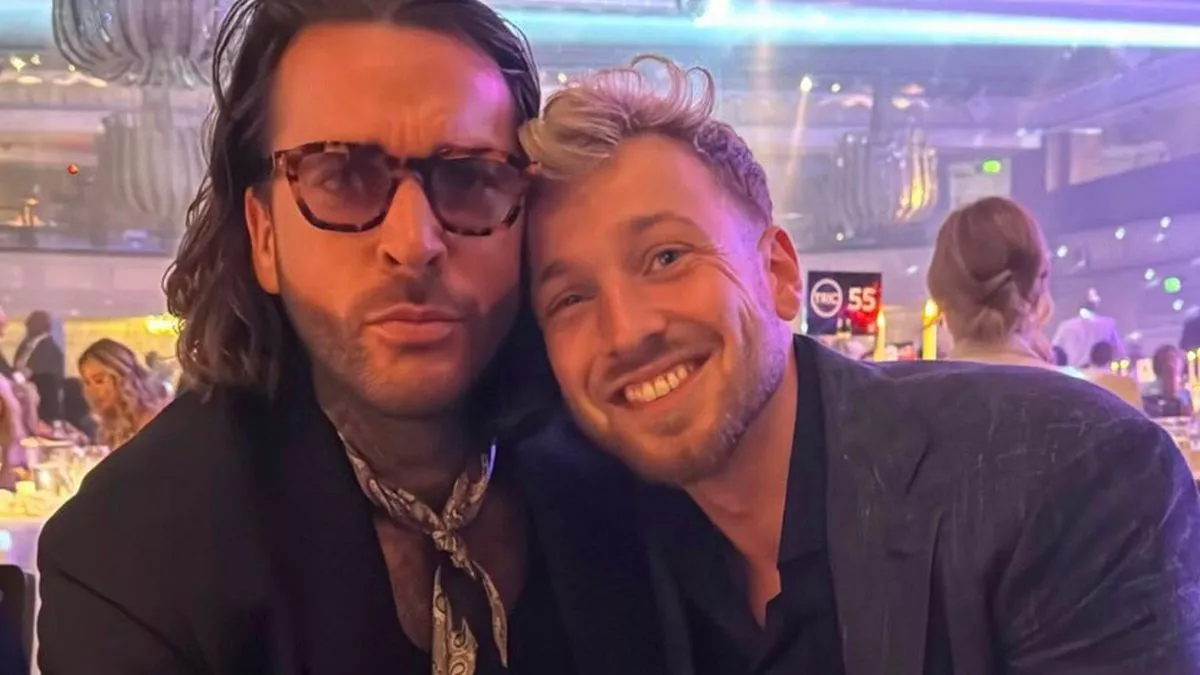 Sam Thompson Falls to His Knees as Pete Wicks Makes Awkward Louis Tomlinson Dig at Live Show