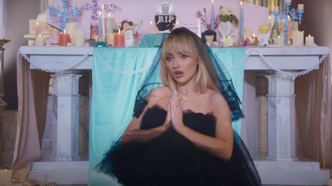 image_68d0e22d3d37c “Pray for Me”: Sabrina Carpenter Reacts to SNL Double Duty Announcement