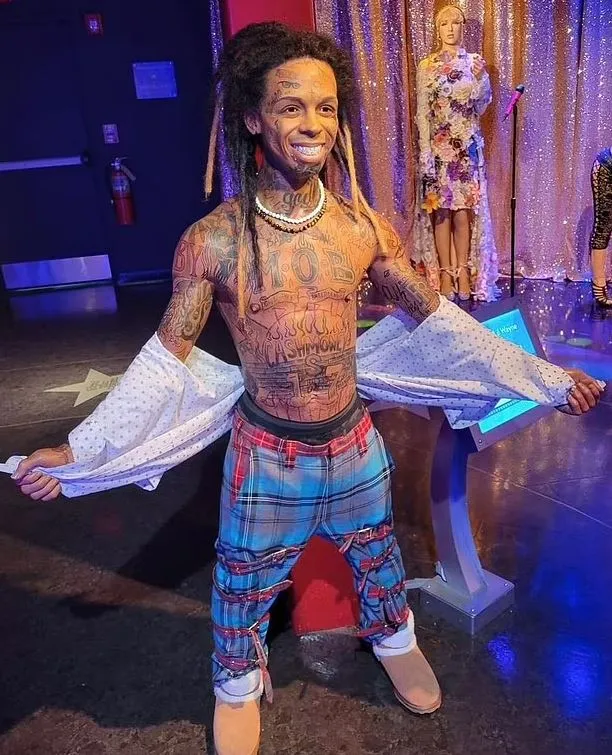 image_68d0e837992e1 Lil Wayne Confronts His Wax Double – Chaos Erupts Online