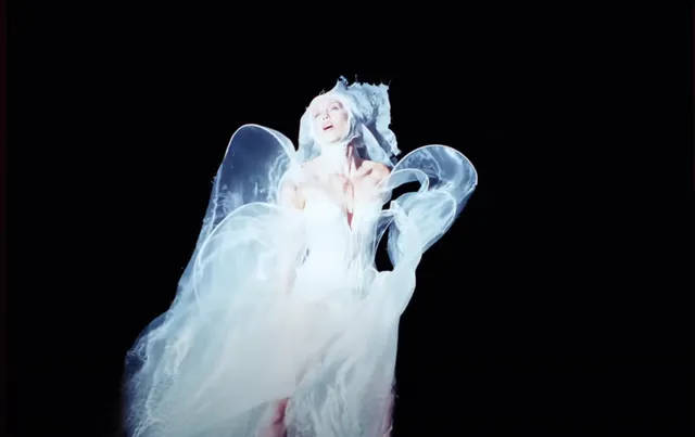 image_68d107919dce3 No Pants, No Problem: Miley Cyrus Wows in Sculptural Sheer Corset