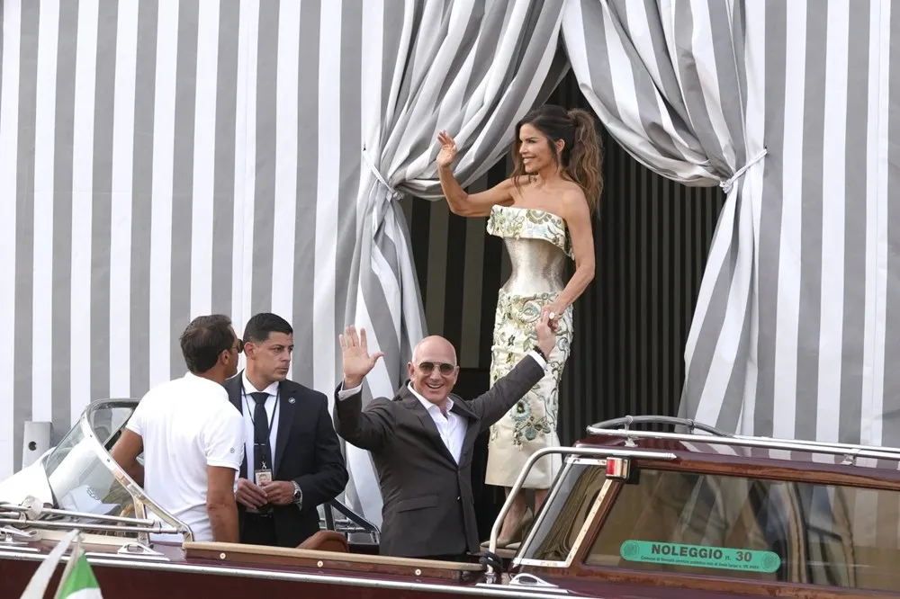 image_68d1097d93aa0 Tears and Tension: Lauren Sánchez Faces Jeff Bezos in Shocking Court Fight