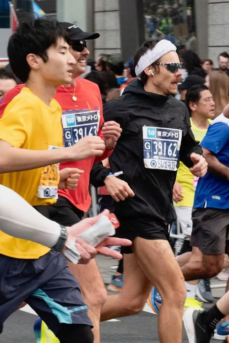 image_68d23ffa2e4d8 Harry Styles Stuns Fans With His Berlin Marathon Run — Here’s What to Know