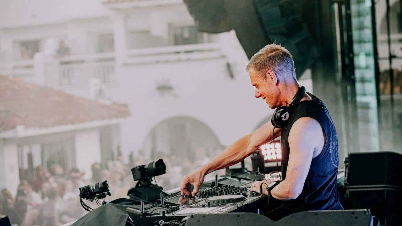 Armin van Buuren’s Istanbul Show Was an EDM Earthquake — Fans Can’t Believe What They Witnessed!