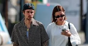 He Kiss By The Pool That Shocked The Online Community Of Justin Bieber And Hailey
