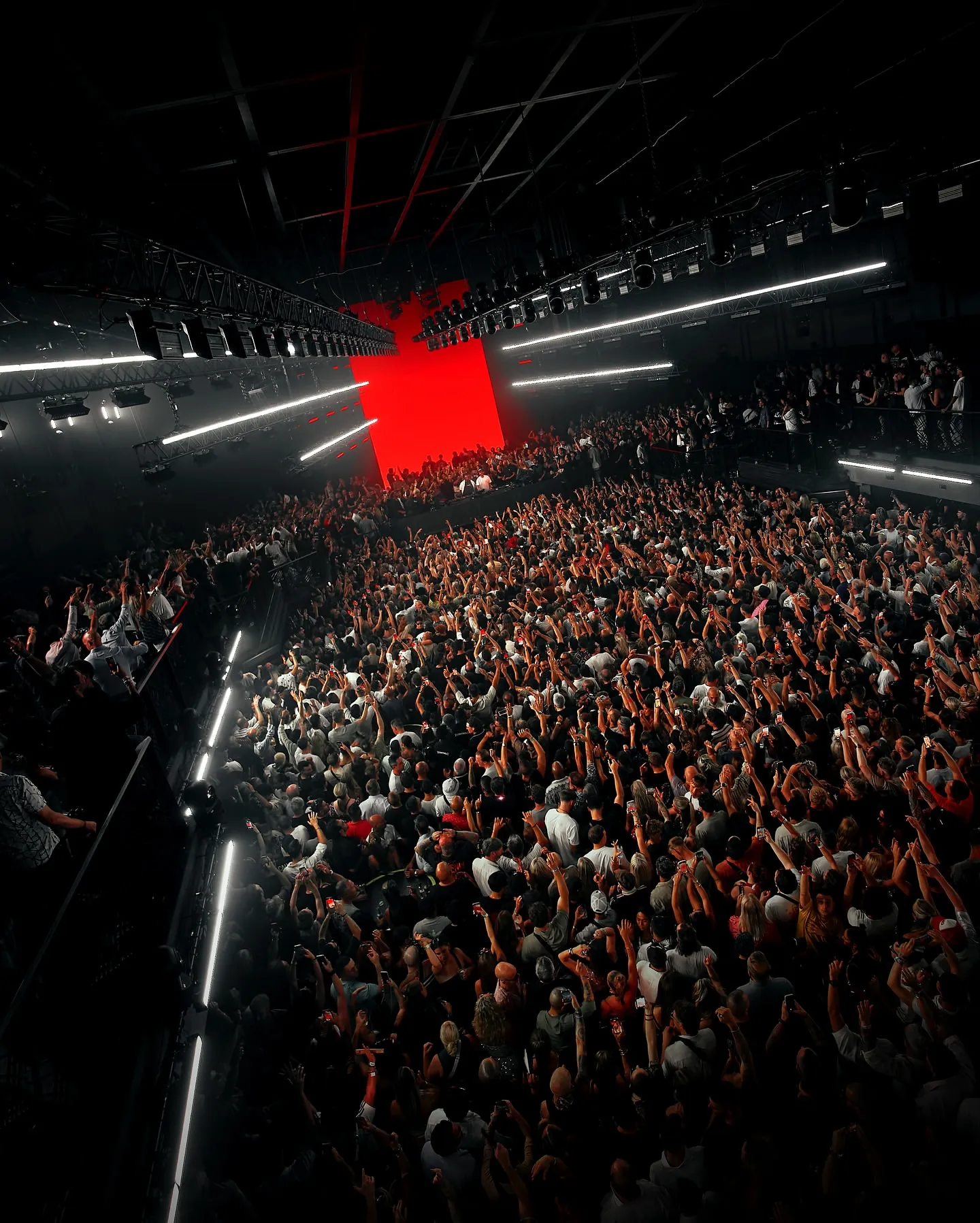 image_68d8d71cd9a7b What did the fan shout that made Carl Cox freeze on stage at Ibiza 2025?