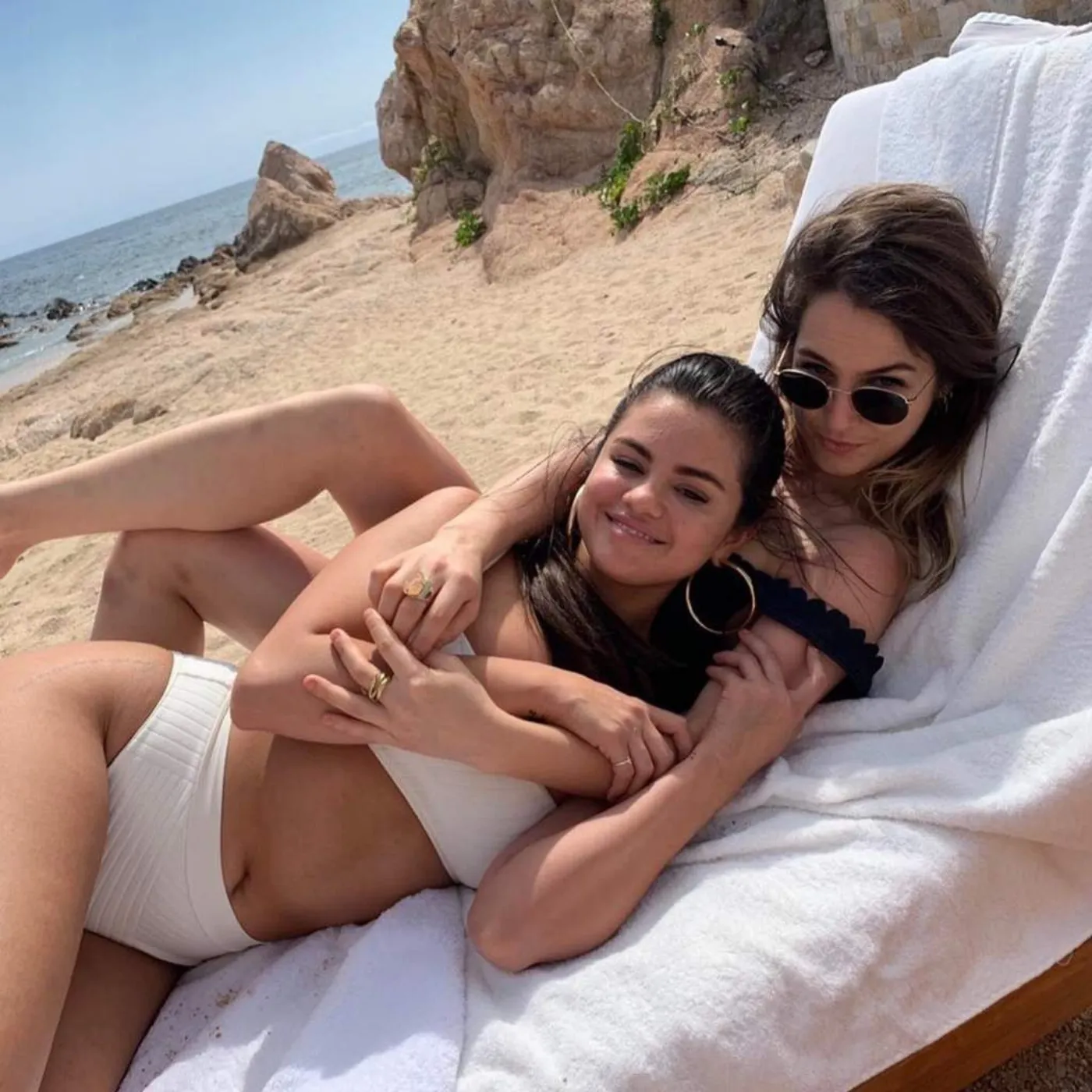 image_68d952eed1203 From Bridesmaid Drama to Beachside Secrets — Selena Gomez’s Cabo Bachelorette Sends Hollywood Buzzing
