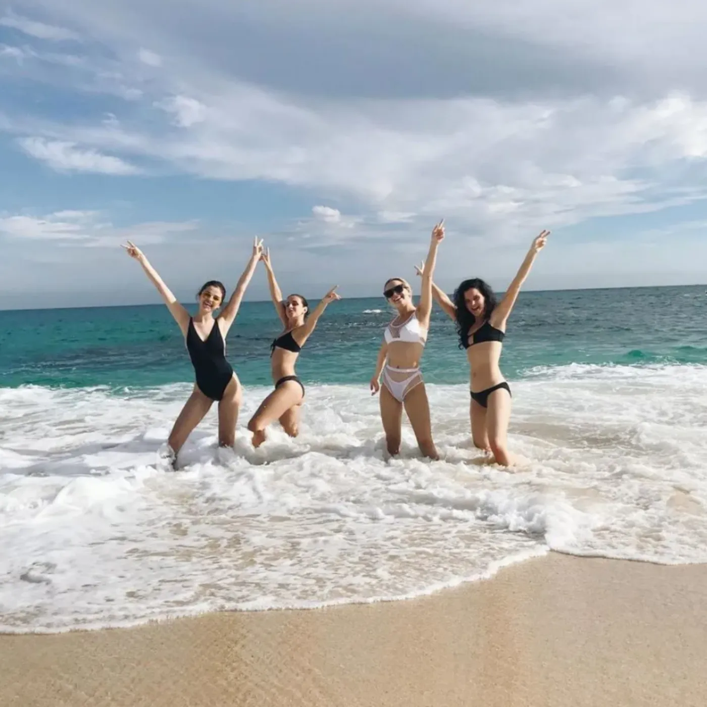 image_68d952ef71a4d From Bridesmaid Drama to Beachside Secrets — Selena Gomez’s Cabo Bachelorette Sends Hollywood Buzzing