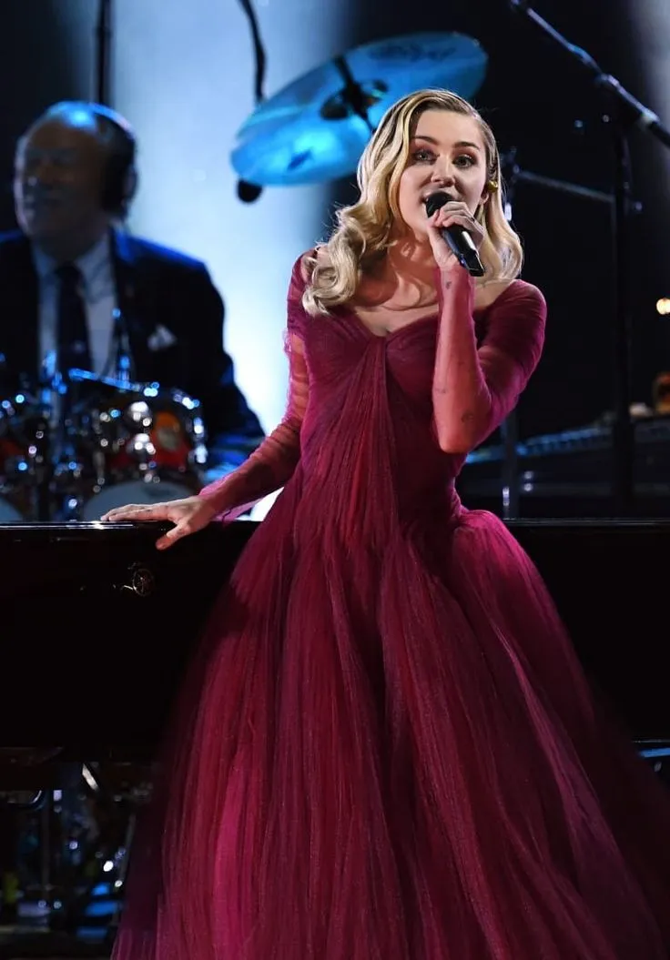 image_68d9f4a7c0977 Miley Cyrus Stuns at Selena Gomez’s Wedding – Guest, Bridesmaid, or Performer?