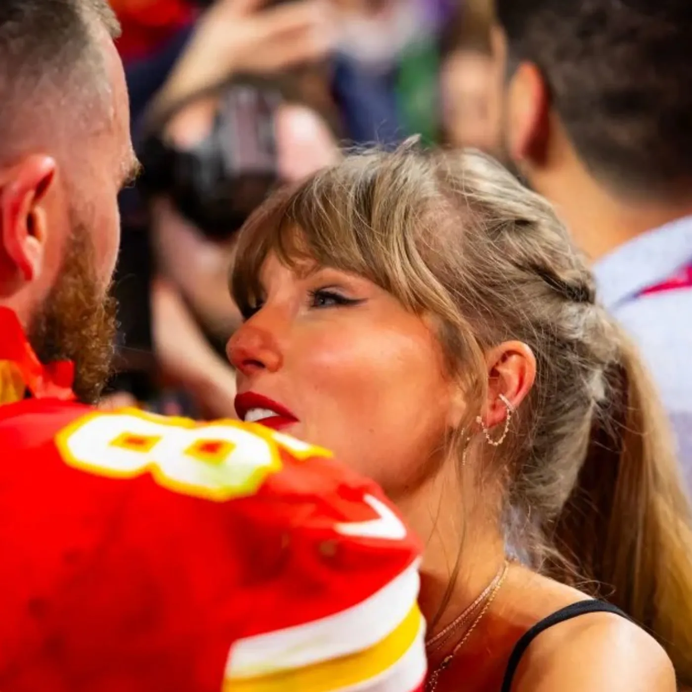 Taylor Swift’s Unexpected Action With Travis Kelce Following Selena’s Wedding Leaves Fans Stunned 22 Taylor Swift’s Unexpected Action With Travis Kelce Following Selena’s Wedding Leaves Fans Stunned