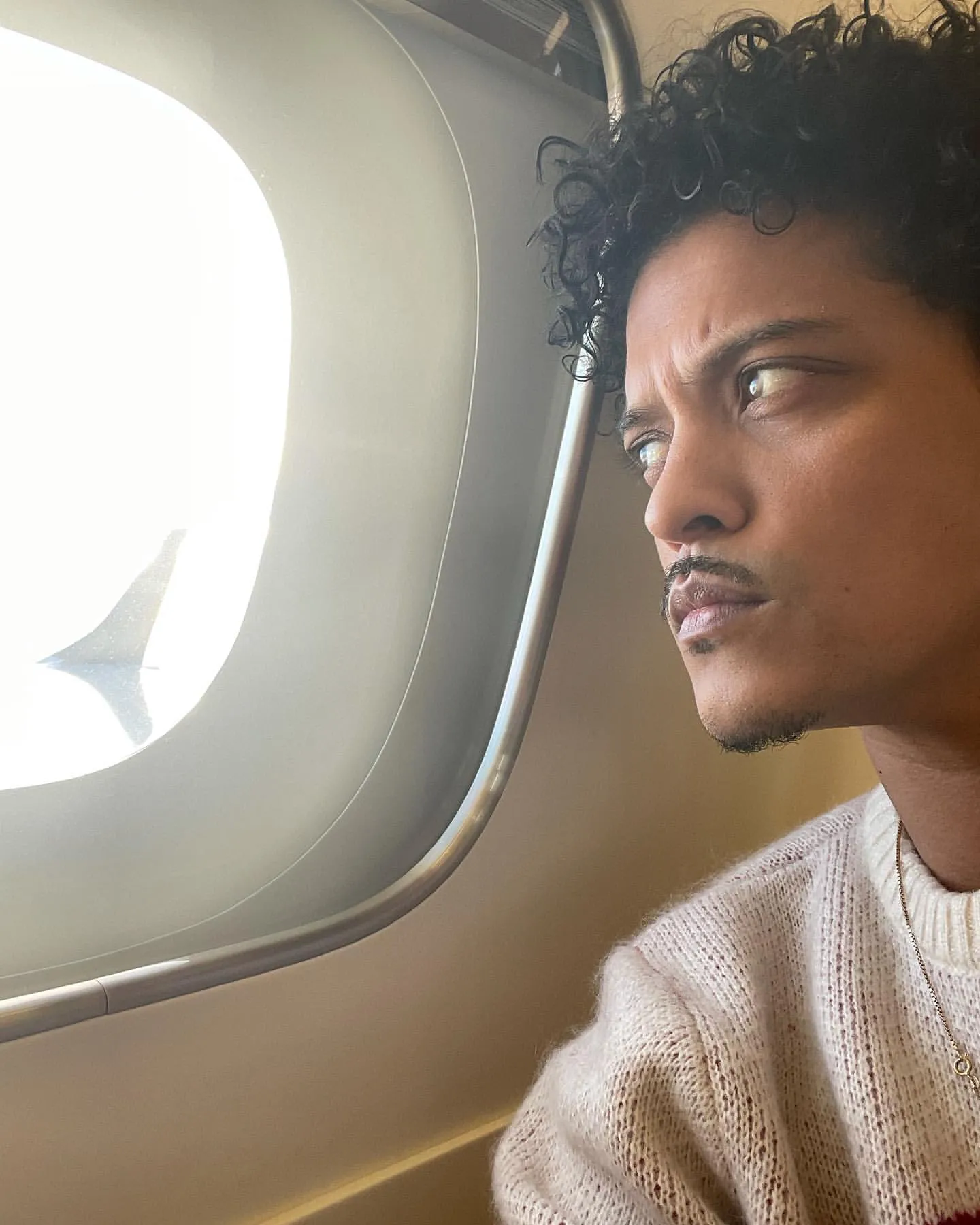image_68da2eac22541 Bruno Mars' heartfelt letter to his manager is making fans go crazy.