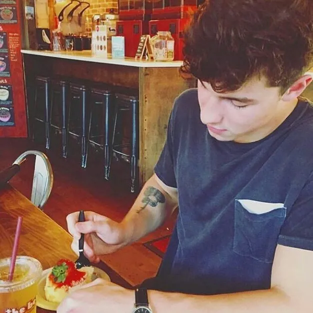 image_68db7c781a97e What Shawn Mendes Secretly Did Inside a Small Diner in Cambridge Will Melt Your Heart