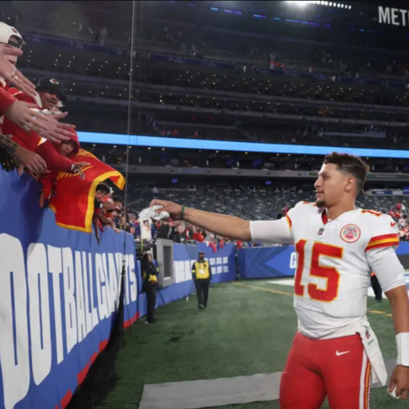 image_68db7d398022c The Chiefs Faced the Giants — But a Headband Stole the Spotlight