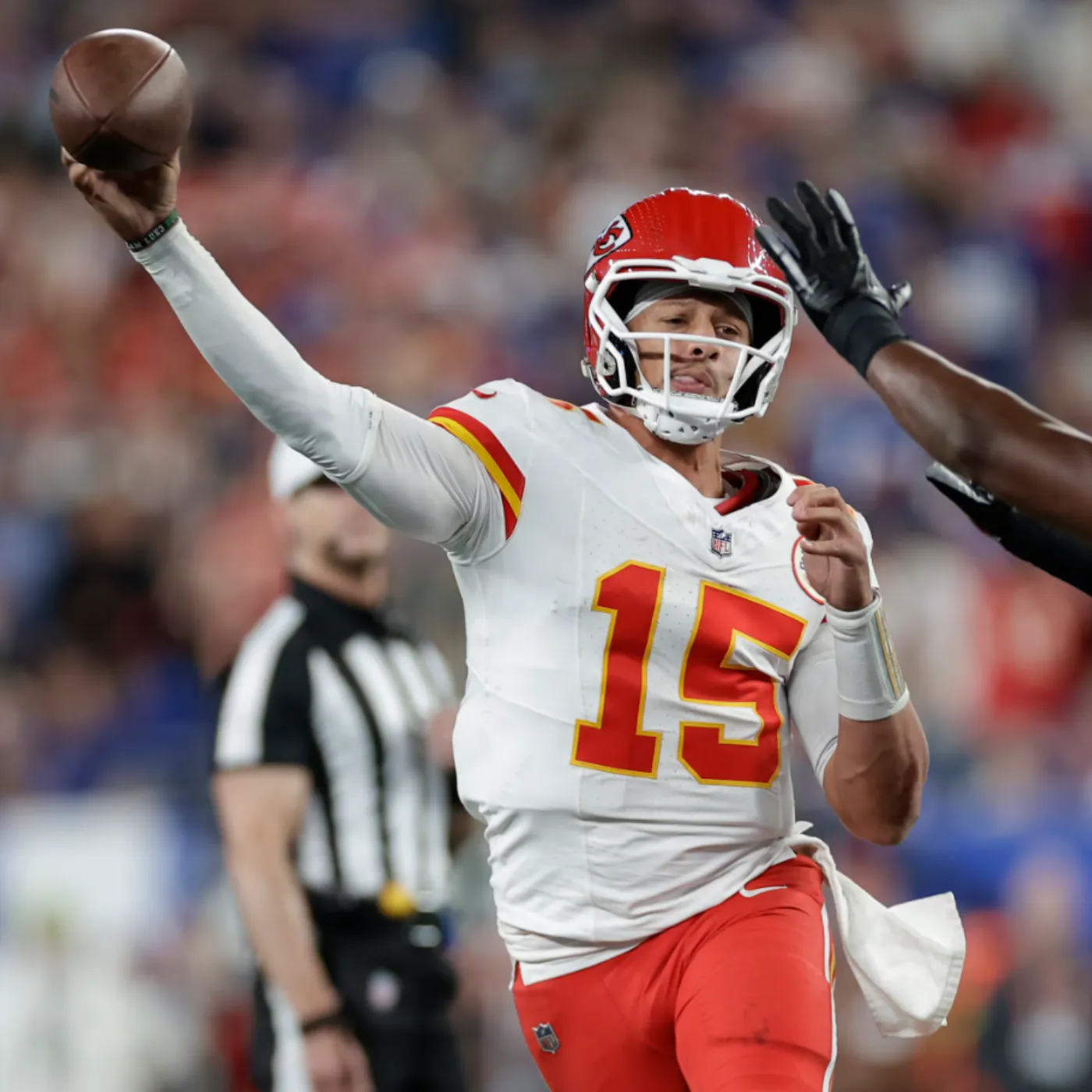 image_68db7d3a4455a The Chiefs Faced the Giants — But a Headband Stole the Spotlight