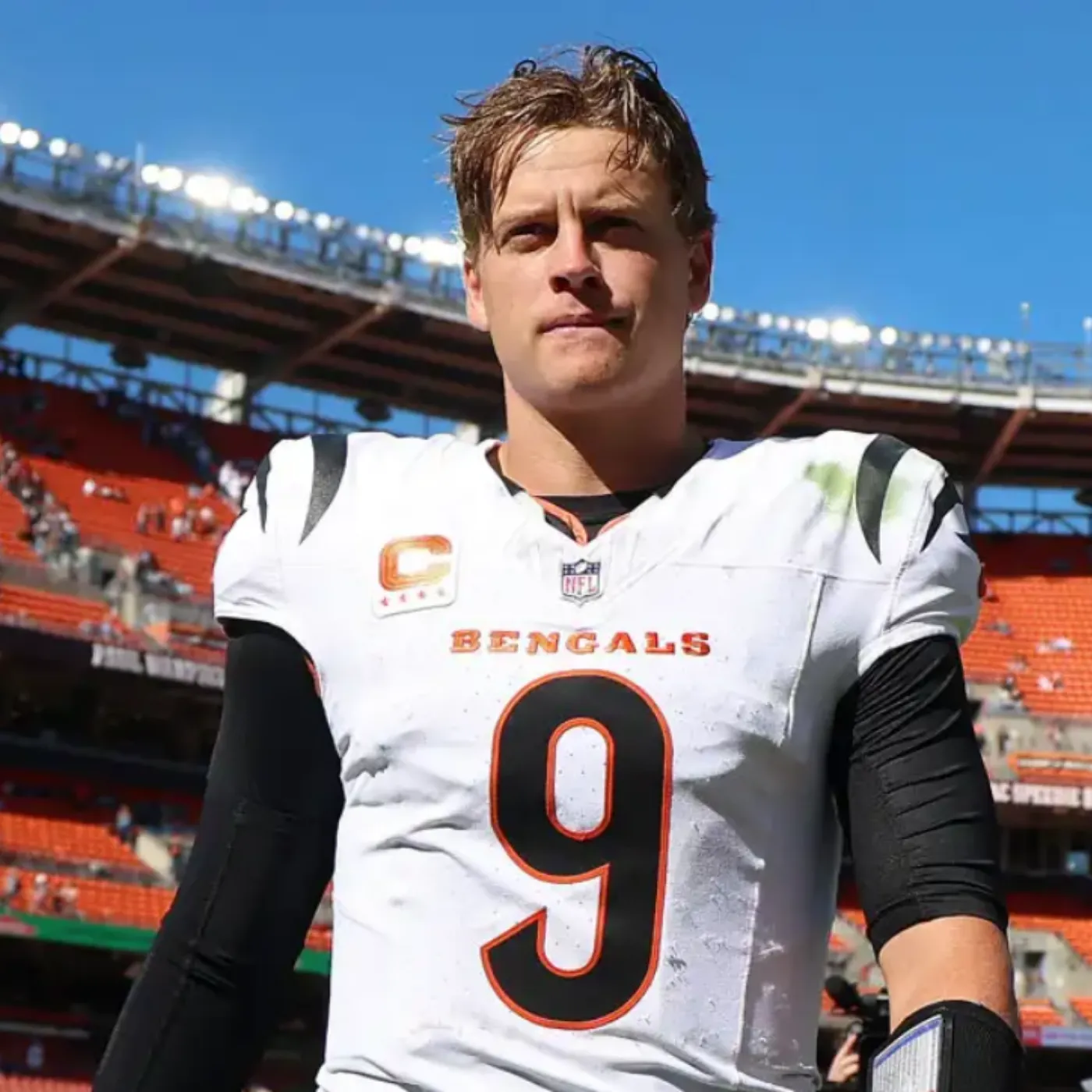 Joe Burrow’s Sideline Status Didn’t Stop Him — And What He Did Instead Has Everyone Talking 19 Joe Burrow’s Sideline Status Didn’t Stop Him — And What He Did Instead Has Everyone Talking