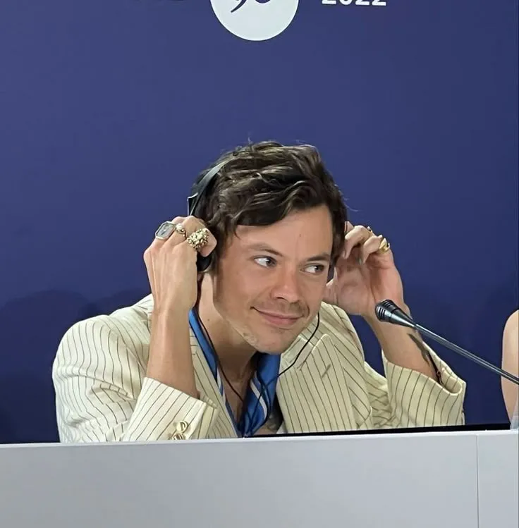 image_68dcce3b188b7 Harry Styles Ditches AirPods, Returns To Wired Headphones – Fans Shocked By Unbelievable Hidden Meaning Behind It?