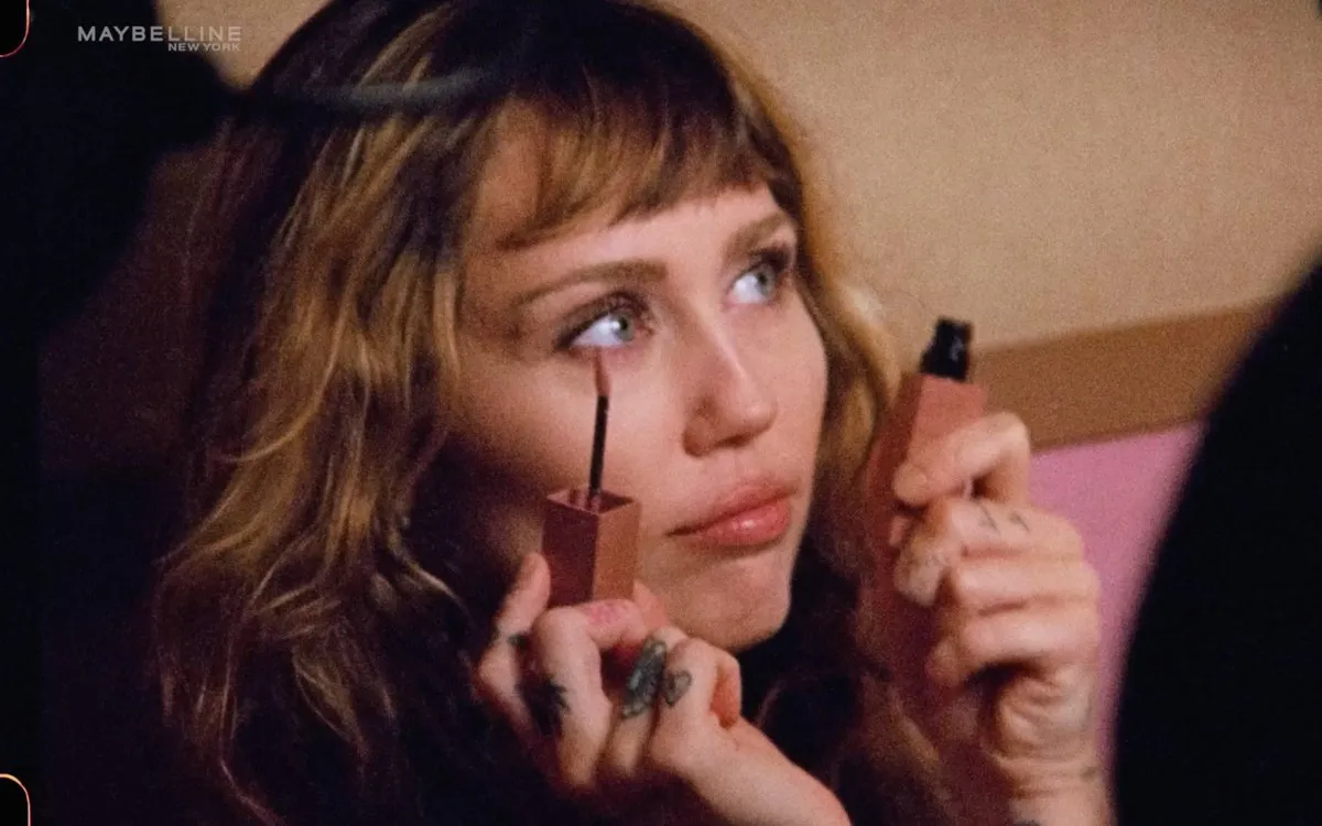 image_68ddf4b3959e6 Miley Cyrus Excites Fans by Reinventing Classic 1980s Maybelline Ads