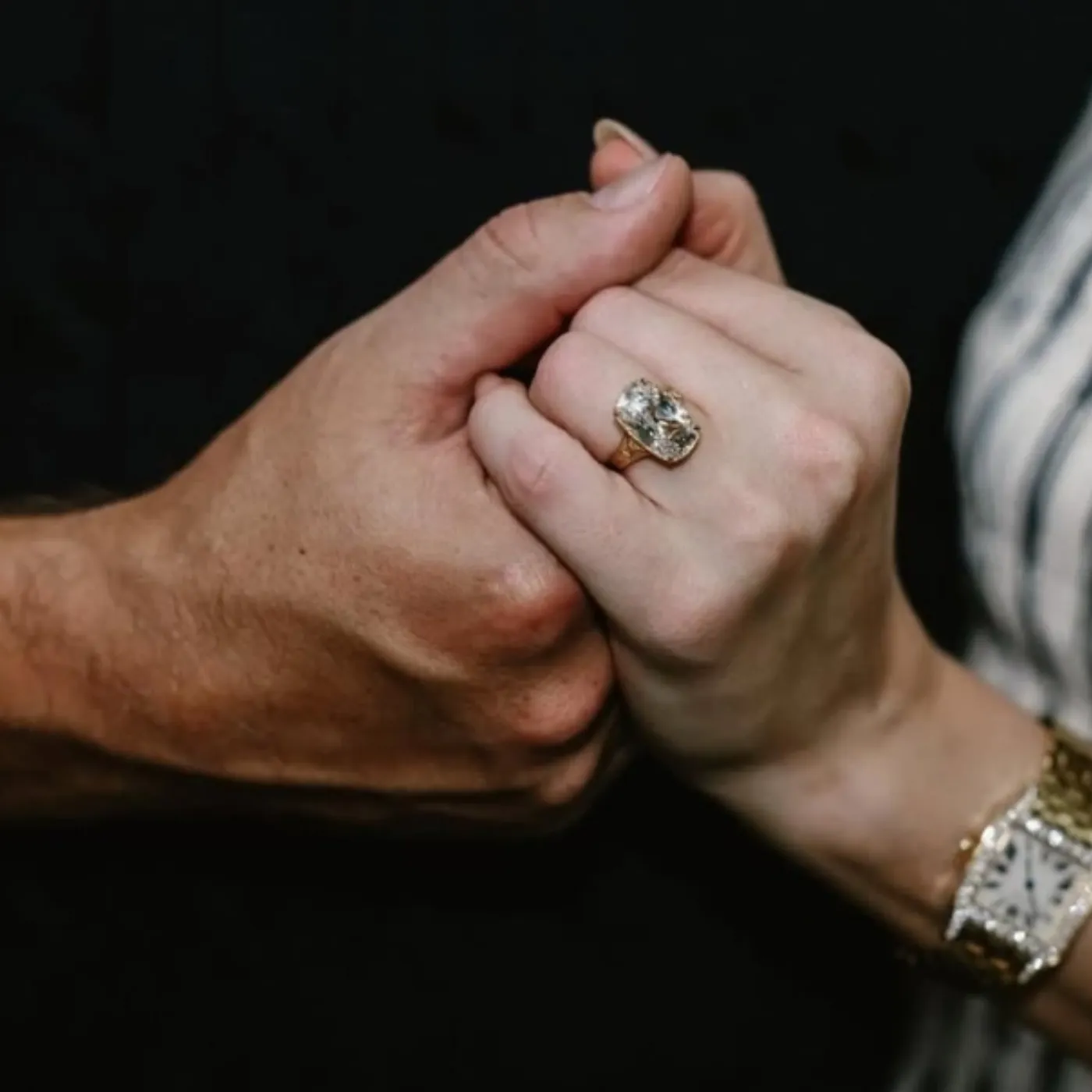 image_68df2e35a06c7 Taylor Swift Just Revealed Her Engagement Ring — And Fans Can’t Stop Noticing the Shocking Details Hiding in Plain Sight