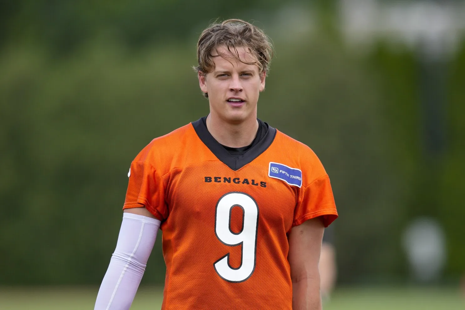 Joe Burrow Caught Secretly "Training With His BIGGEST Rival's Former Coach" Makes Fans Angry