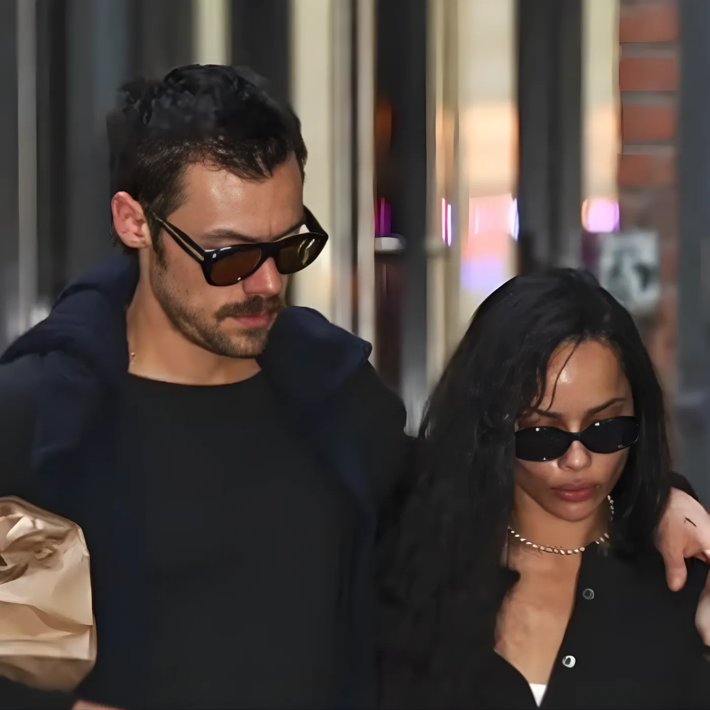 image_692ec49ba3fa5 Harry Styles is rumored to be engaged to Zoë Kravitz after a shocking moment where she was spotted with a strange ring, fans accuse Harry of ‘staging an entire engagement stunt’ to save his rapidly declining career