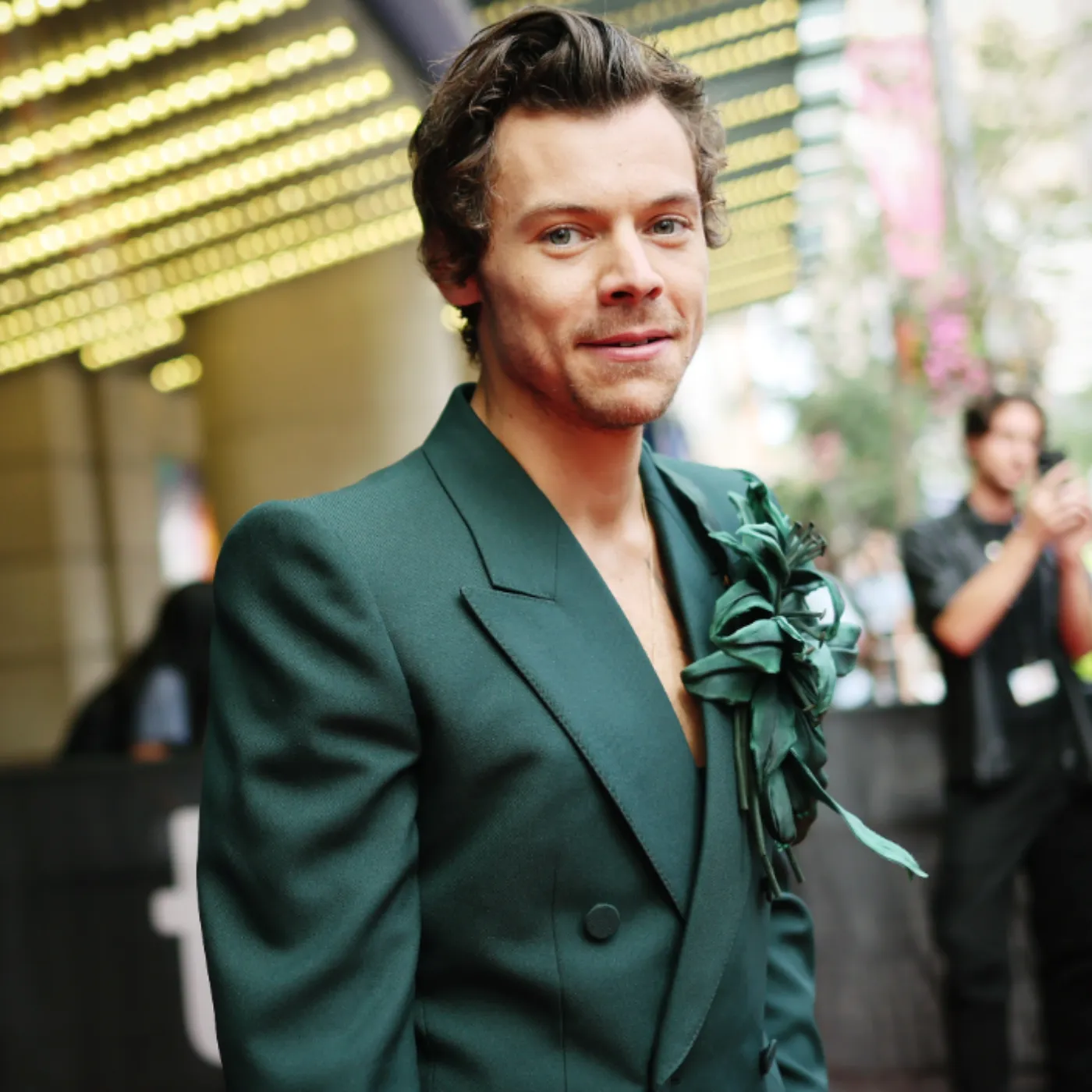 image_692ed9f40cc8c Harry Styles vác cả cửa hàng thời trang Đổ Bộ Miami, fan ca tụng như thần thánh, Bad Bunny chế giễu "Lố lăng, bán cả… cũng không cứu nổi sự nghiệp của anh đâu”