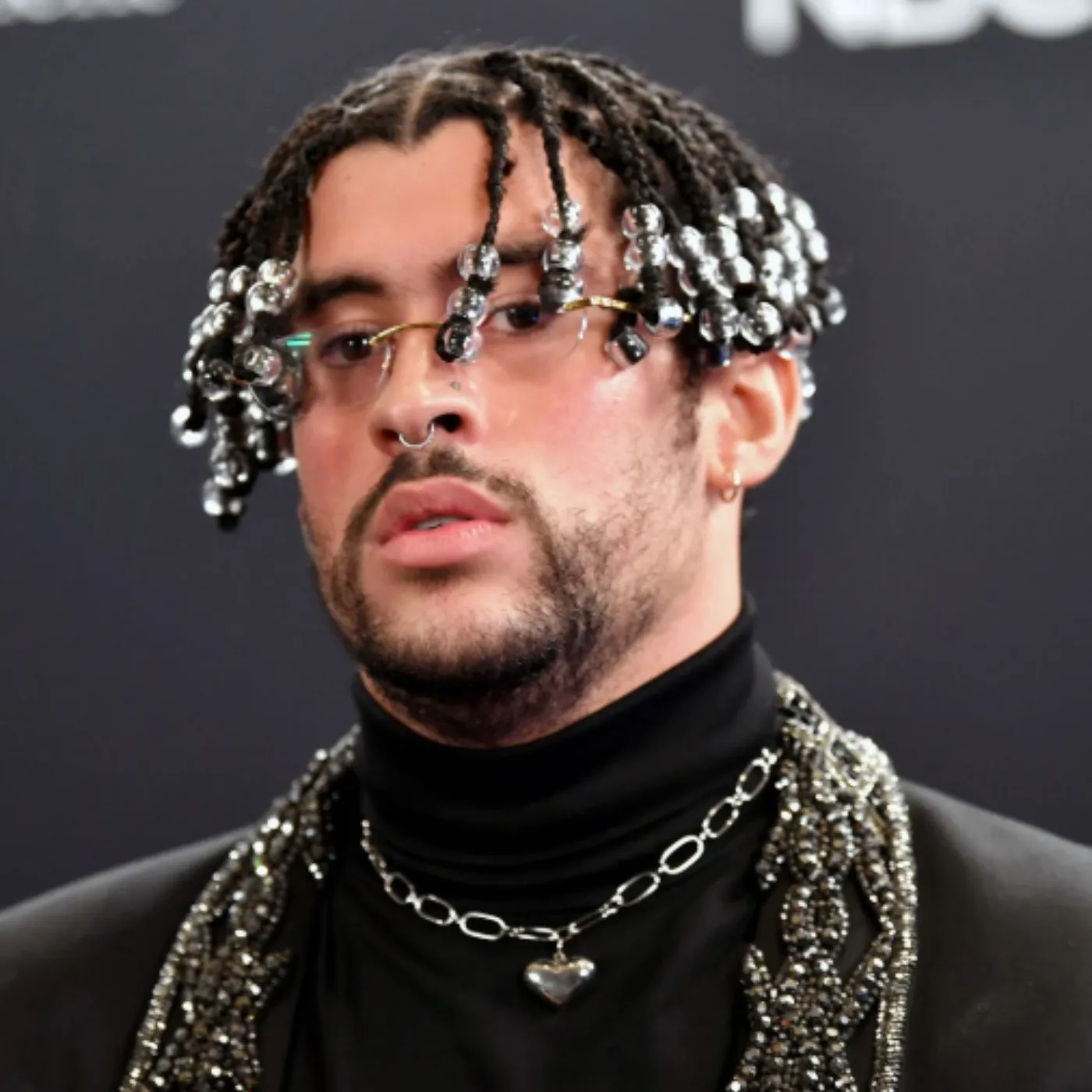 image_692ed9f49b136 Harry Styles vác cả cửa hàng thời trang Đổ Bộ Miami, fan ca tụng như thần thánh, Bad Bunny chế giễu "Lố lăng, bán cả… cũng không cứu nổi sự nghiệp của anh đâu”