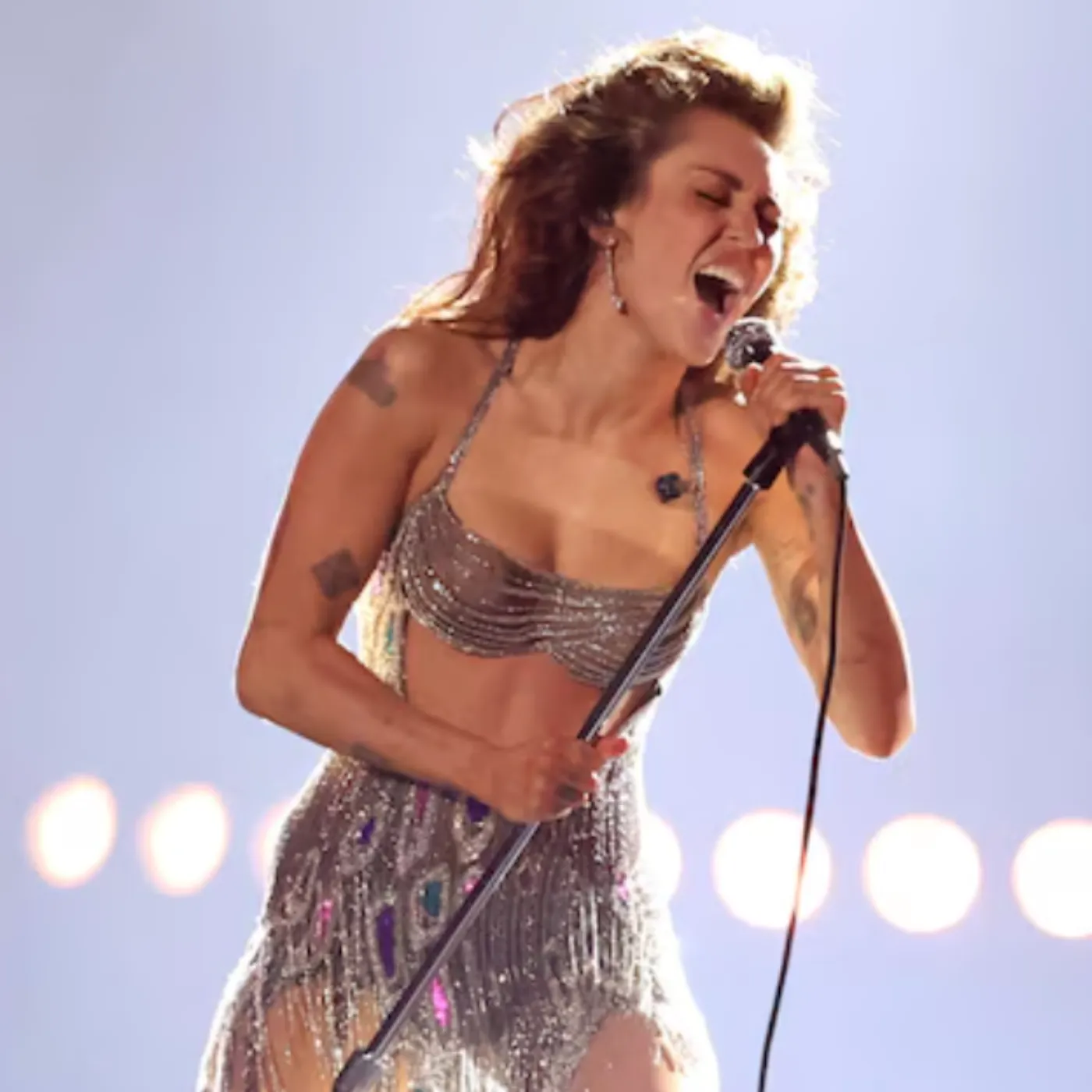 Miley Cyrus is washed! Her music… has fallen so badly she has to copy” - Fans mock Miley Cyrus for trying to salvage her career with a after the lawsuit with Bruno Mars