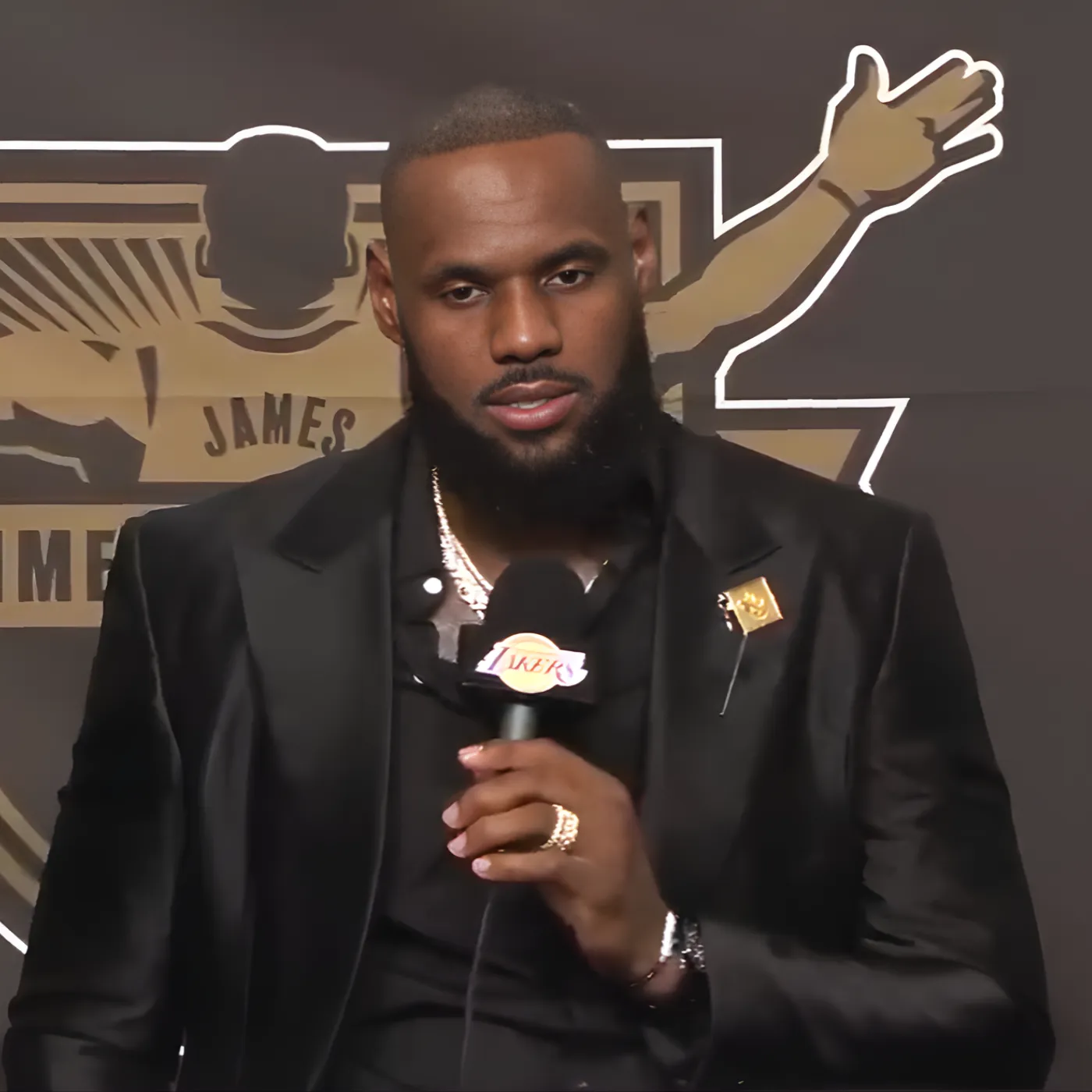 "Family life isn't what everyone thinks" LeBron James reveals the pressures and dark truths behind marriage that leave fans shocked. 22 "Family life isn't what everyone thinks" LeBron James reveals the pressures and dark truths behind marriage that leave fans shocked.