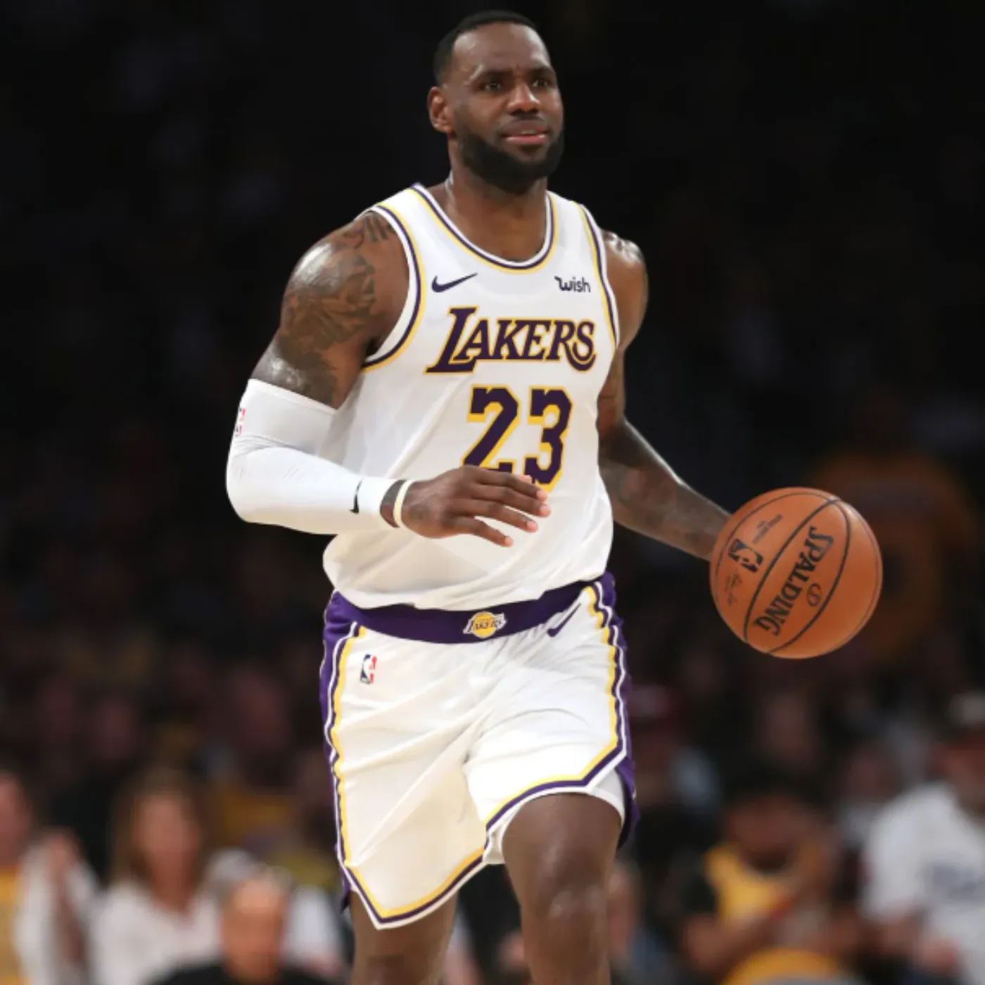 image_694365e7bb776 “Brooks' controversial shoulder nudge, LeBron reveals the secret behind the red card that outraged fans.