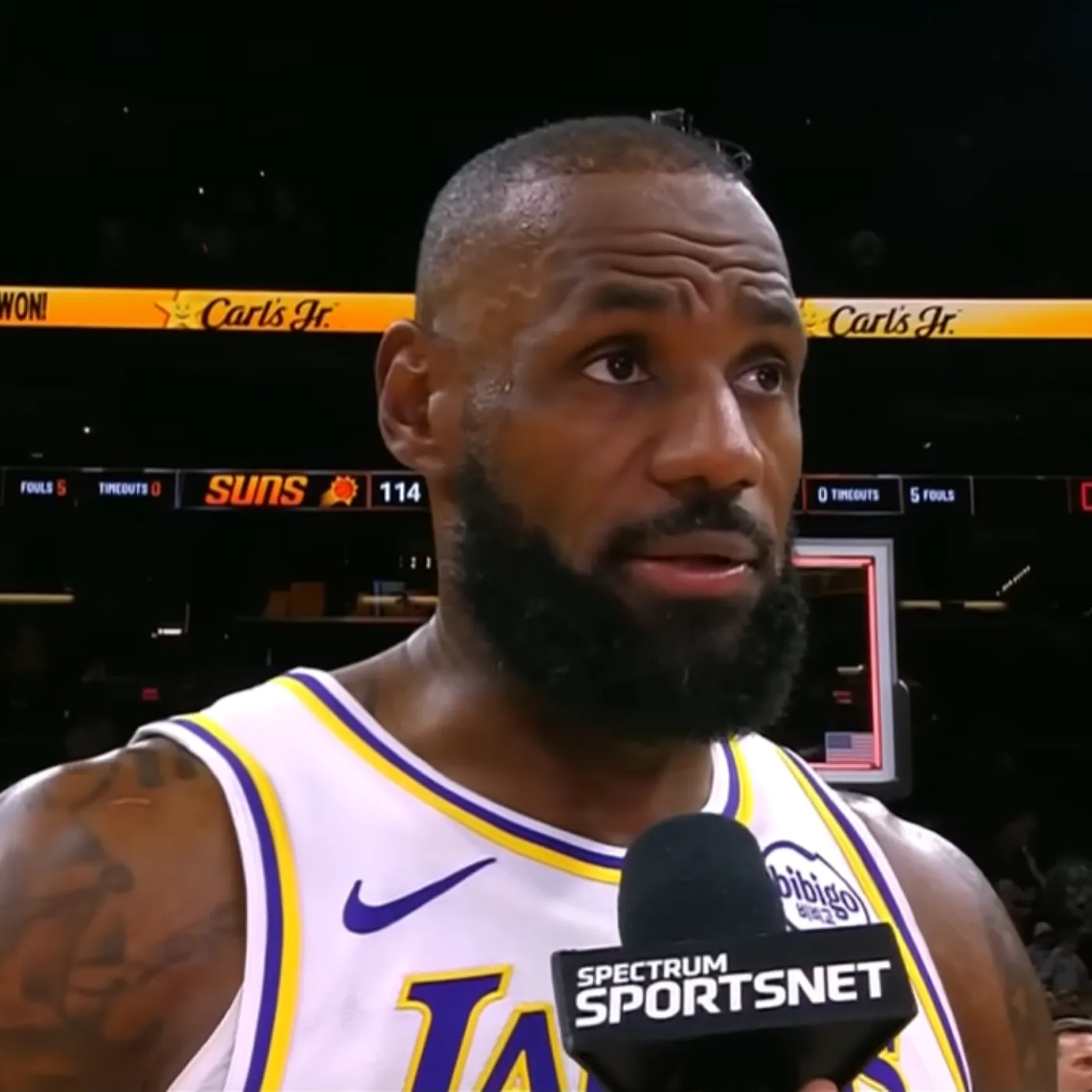 “Brooks' controversial shoulder nudge, LeBron reveals the secret behind the red card that outraged fans. 22 “Brooks' controversial shoulder nudge, LeBron reveals the secret behind the red card that outraged fans.