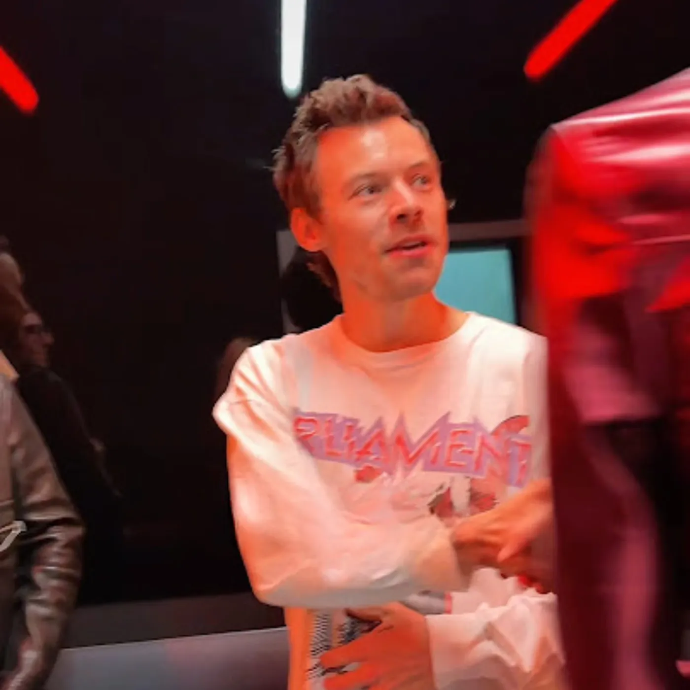 image_69a696bb68098 “Even Harry Has Limits…” — The Moment Harry Styles Stepped In After Sombr’s Awkward Snub of Robbie Williams