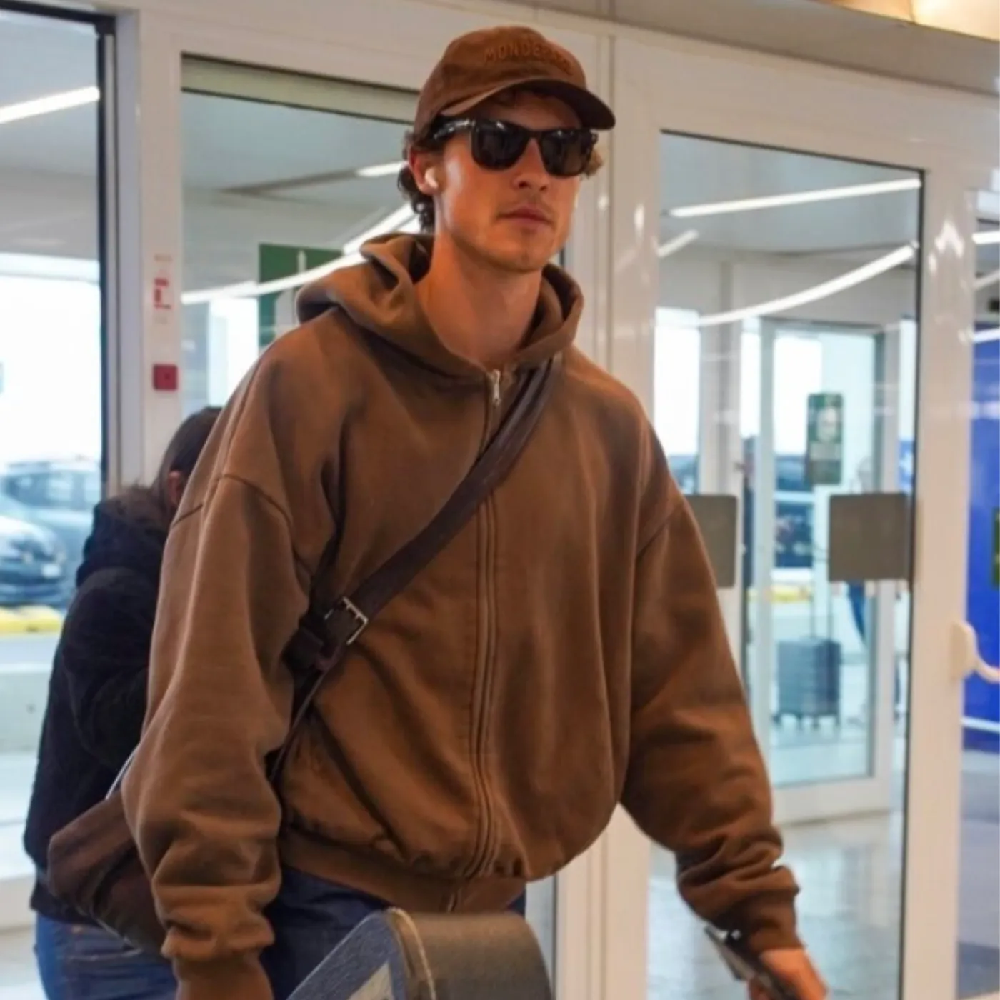 image_69a79dfcb5e7c Shawn Mendes Blended in With the Crowd at Milan Airport in a Low-Key Outfit — but One Subtle Detail Quickly Drew Everyone’s Attention.