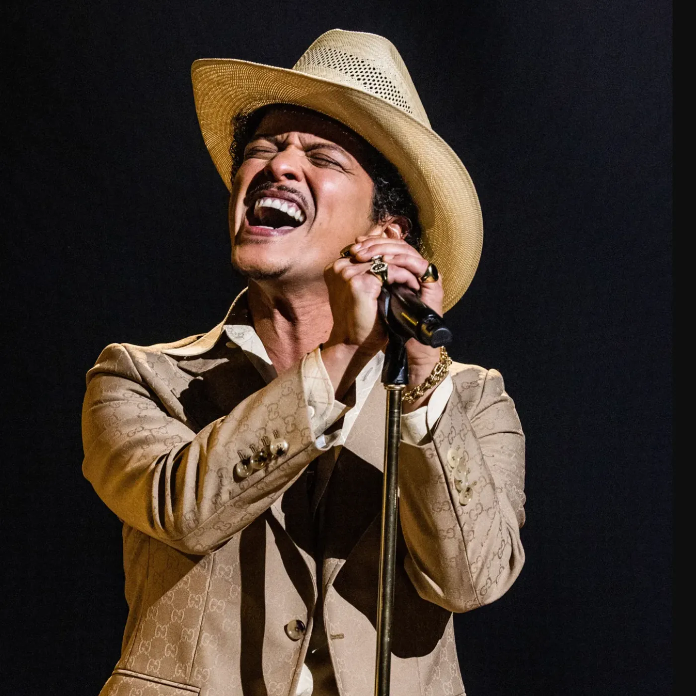 image_69a922b3e8635 Variety Drops a Bombshell About Bruno Mars — A Secret Hidden for Years Is Finally Emerging and Fans Are Struggling to Process It.