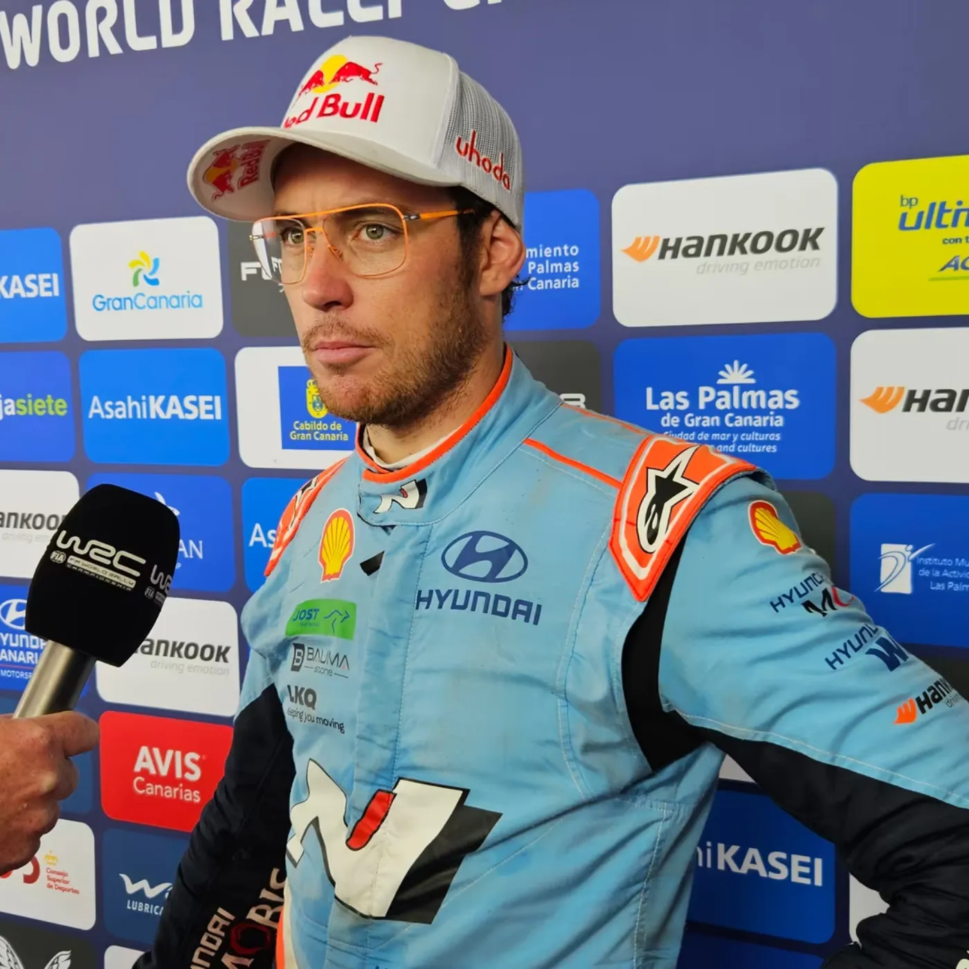 image_69f2c7d94b495 "CAUSING A TELEVISION STORM!" — Thierry Neuville publicly "tore apart" Sébastien Ogier live on air, Ogier's eight-word threatening response left the entire studio speechless.